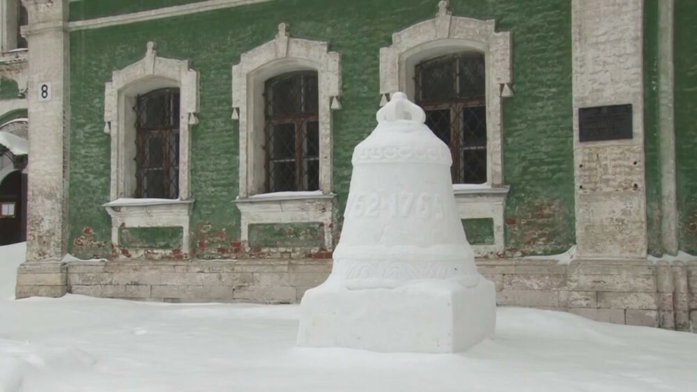 Во Владимире около Никитской церкви поставили благовестный колокол из снега высотой 2 метра!