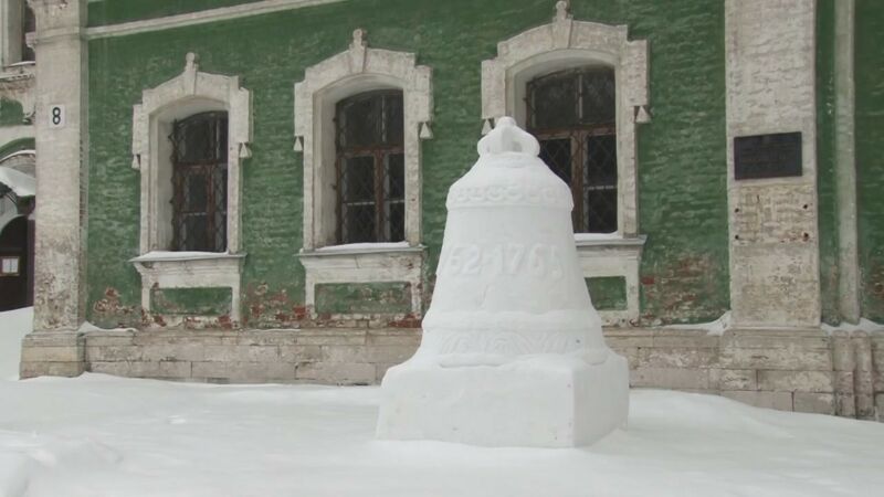 Во Владимире около Никитской церкви поставили благовестный колокол из снега высотой 2 метра!