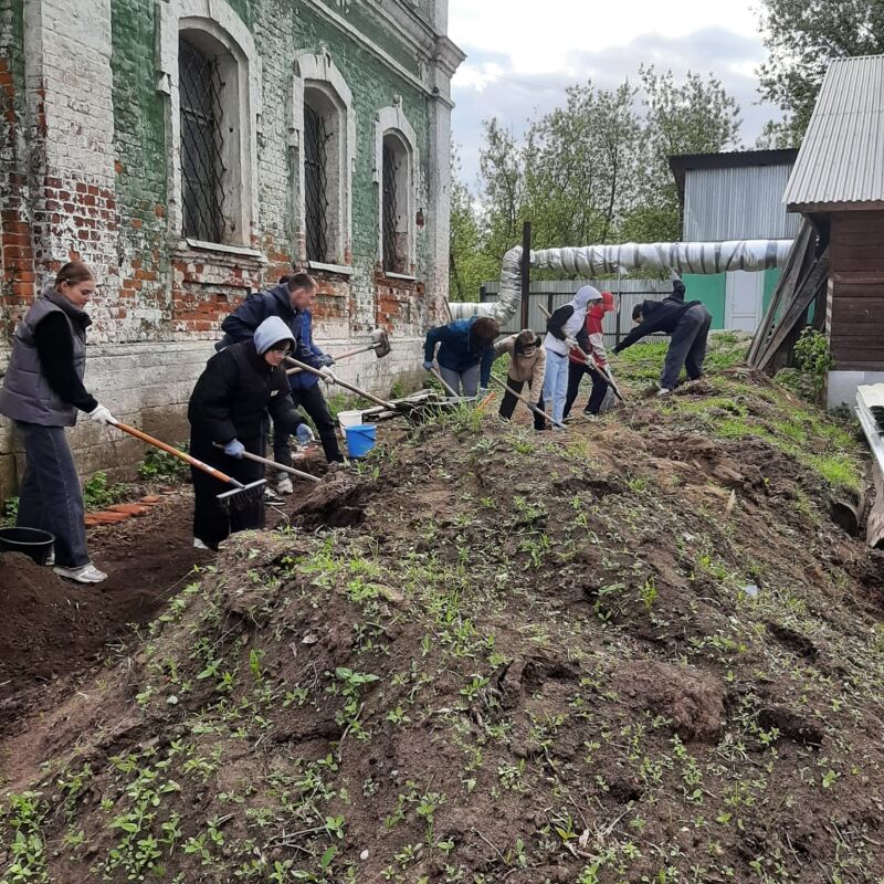 Спасибо за помощь в благоустройстве территории нашего храма!