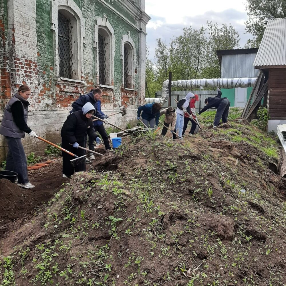 Спасибо за помощь в благоустройстве территории нашего храма!
